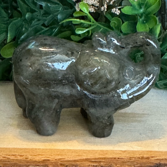 Labarodite Crystal Elephant Carving - Picture 3 of 9